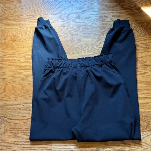 Like new - Lululemon joggers. Size 6. Black. - Picture 9 of 11